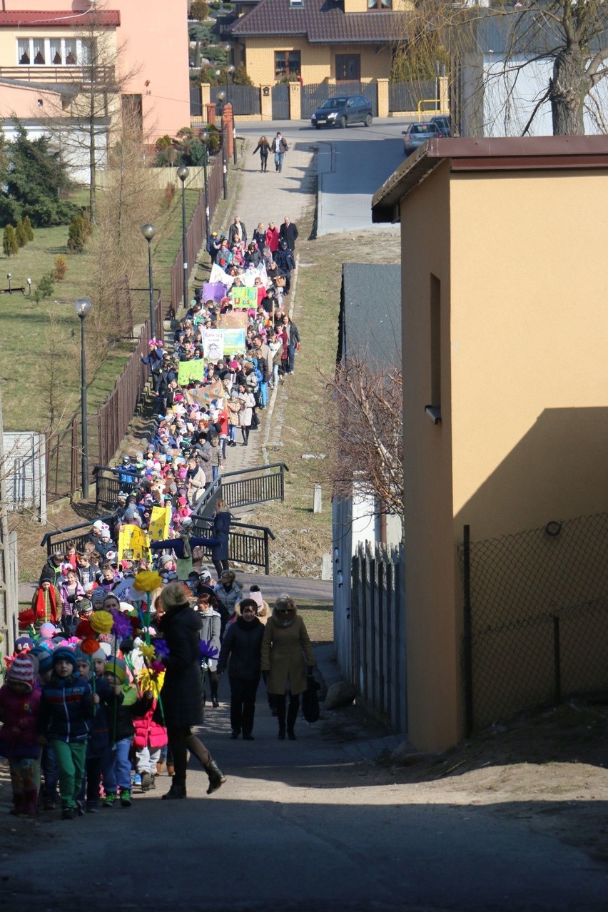 Barwna parada przeszła ulicami Lipna. Uczniowie ze szkoły...