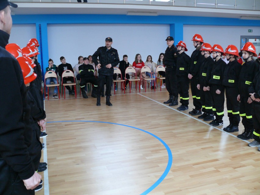 W szkole podstawowej w Bałtowie szkolą przyszłych strażaków. Uczestnicy Akademii Młodego Strażaka dostali mundury [ZDJĘCIA]