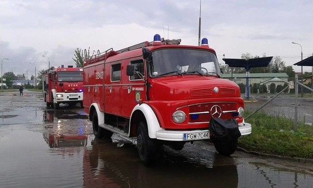 W środę, 15 czerwca, nad Gorzowem przeszła potężna ulewa. Miasto zostało dosłownie zalane. Wiele ulic było nieprzejezdnych. Do akcji natychmiast ruszyli strażacy, m.in. z Ochotniczej Straży Pożarnej w Bogdańcu.Po godz. 13.30 pojechali na interwencję na ul. Edwarda Borowskiego, gdzie została zalana ulica. Następnie skierowali się na ul.Widok do zalanego parkingu. Potem konieczna była interwencja na ul. Małorolnych, gdzie doszło do zalania drogi na około 200 m odcinku. Po wszystkim strażacy ok. godz. 18.00 powrócili do bazy.Zobacz też:  Ulewa nad Gorzowem. Strażacy mieli sporo pracy [WIDEO, ZDJĘCIA] 