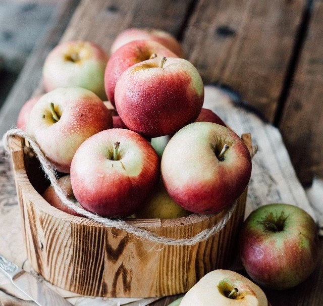 Poza tym, że jabłka najlepiej spożywać w postaci surowych owoców, to warto też wykorzystać je do przygotowania apetycznych dań, deserów czy wypieków, jakie rozpływają się w ustach. Jesień to idealny czas na jabłkowe przysmaki, które o tej porze roku cieszą się największą popularnością.