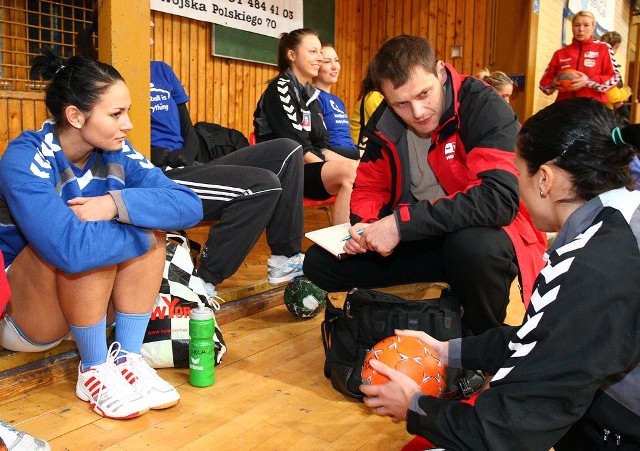 Trener Adrian Struzik ze swoimi podopiecznymi Dorotą Jakubowską (z lewej) oraz Katarzyną Sabałą (tyłem).