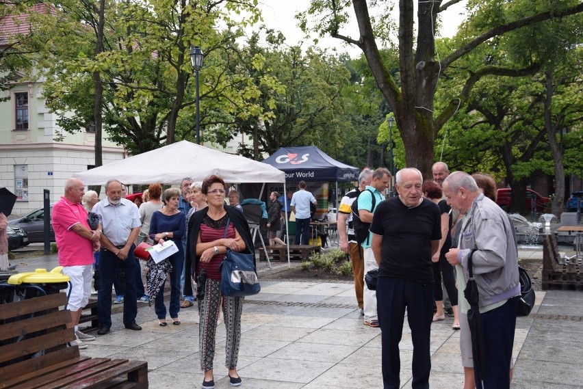 Seniorzy na koncercie Waweli. Krzeszowickie integracje z tańcami przed sceną [ZDJĘCIA]