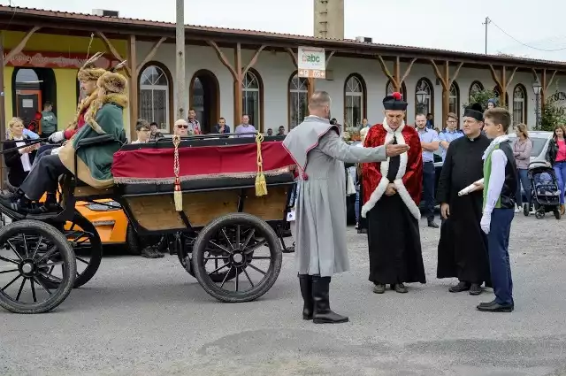 INSCENIZACJA NADANIA PRAW MIEJSKICH ŁOPIENNUNajstarsze wzmianki o Łopiennie pochodzą z 1283 r. W następnych wiekach wieś była własnością szlachecką. Na początku XVI wieku jej właścicielem był Andrzej Zakrzewski, wojewoda kcyński. Dzięki jego staraniom w 1519 r. król Zygmunt Stary nadał miejscowości prawa miejskie.