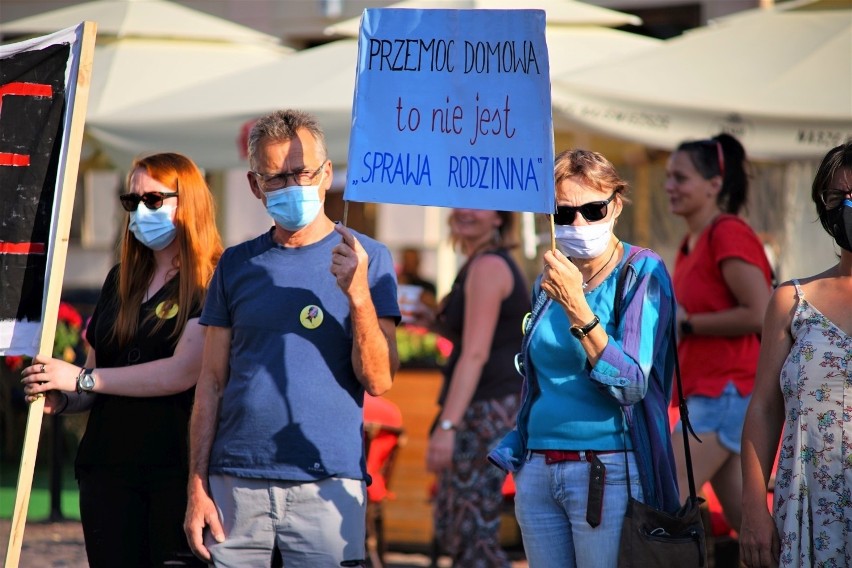 Manifestacja na Rynku w Rzeszowie: "Nie dla przemocy domowej!"
