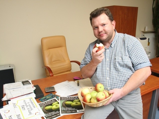Pomysłodawcą zdjęcia i jednym z propagatorów akcji "Jedz jabłka&#8221; jest Michał Cielibała, właściciel zwycięskiej firmy.