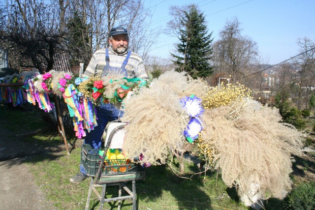 Jan Szkaradek z Rdziostowa do Niedzieli Palmowej przygotowuje się przez dwa lata. Jego palma ma prawie 20 metrów wysokości, dlatego ledwo mieści się w bazylice