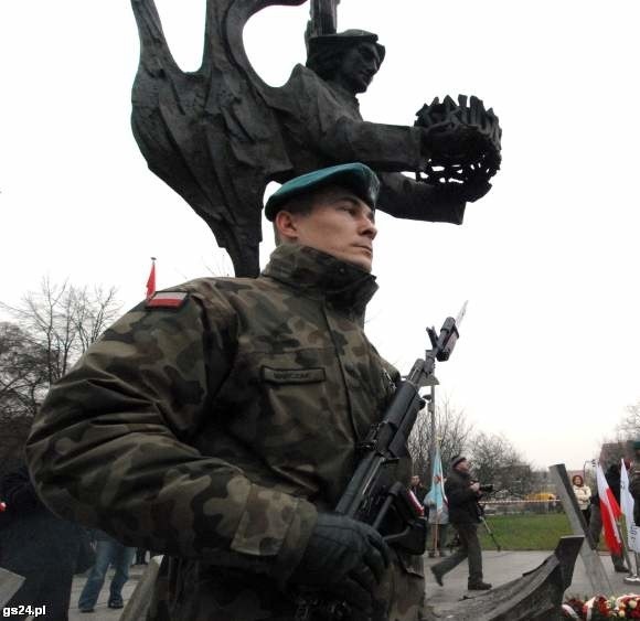 Pomnik Anioła Wolności powstał w miejscu, gdzie 38 lat temu milicja strzelała do tłumu demonstrantów. Dziś, podczas rocznicowych uroczystości, odczytano tu nazwiska szesnastu ofiar.