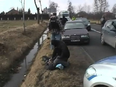 Oszustów policjanci zatrzymali po pościgu w okolicach...