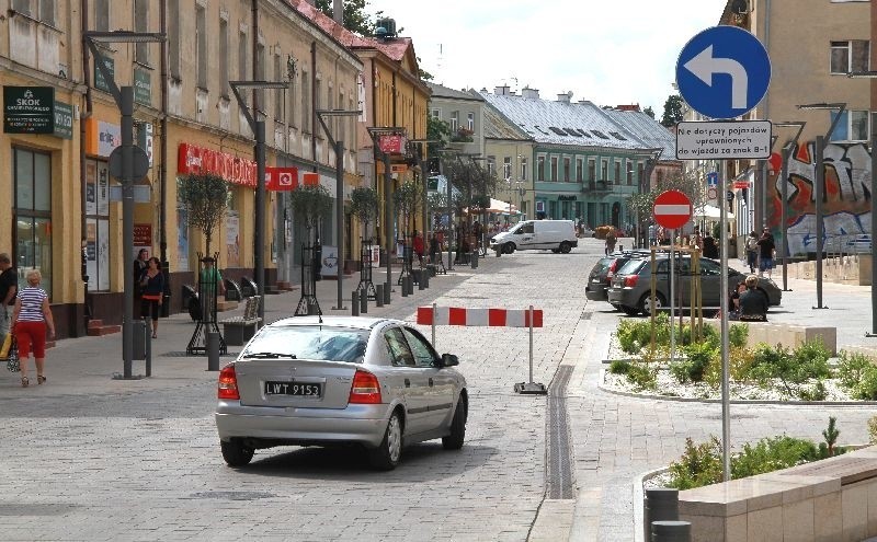 O nowej organizacji ruchu w centrum Kielc informowały znaki...