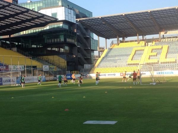 Wrocławianie w czwartek wieczorem trenowali na Arenie Petrol o godz. 19. Sztab WKS-u był zadowolony ze stanu murawy. Ze stadionu NK Celje korzysta także reprezentacja Słowenii. Obiekt mieści ponad 13 tys. kibiców