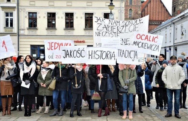 Rok temu zwolennicy utrzymania "jedynki" protestowali pod ratuszem w obronie swojej szkoły