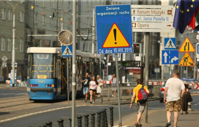 15.08.2015 Rozpoczął się remont torowiska na skrzyżowaniu Piłsudskiego i Świdnickiej. Aż 26 linii MPK zmieniło trasy. Przez skrzyżowanie nieco inaczej jadą też kierowcy