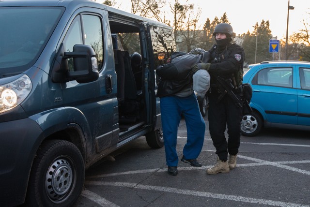 23-letni mieszkaniec Inowrocławia, który został dziś zatrzymany w związku ze sprawą zabójstwa 26-latka, do którego doszło na ul. Gagarina w Toruniu, dzisiejszą noc spędzi prawdopodobnie w policyjnym areszcie. Na razie nie został przesłuchany ani nie usłyszał zarzutów. Policja prowadzi śledztwo. Razem z nim zostały zatrzymane jeszcze trzy inne osoby. To 23-letnia kobieta oraz dwóch mężczyzn w wieku 25 i 33 lata. Funkcjonariusze sprawdzą teraz, czy miały one związek ze sprawą.