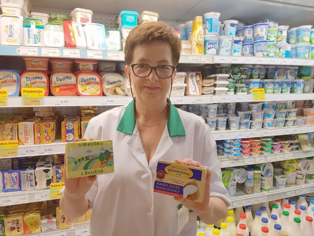 Anna Marek, zastępca kierownika w delikatesach  Społem przy Rynku w Kielcach prezentuje świętokrzyskie masła.