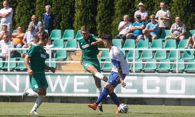 Izolator Boguchwała (zielone stroje) niespodziewanie przegrał w sparingu ze Strumykiem Malawa