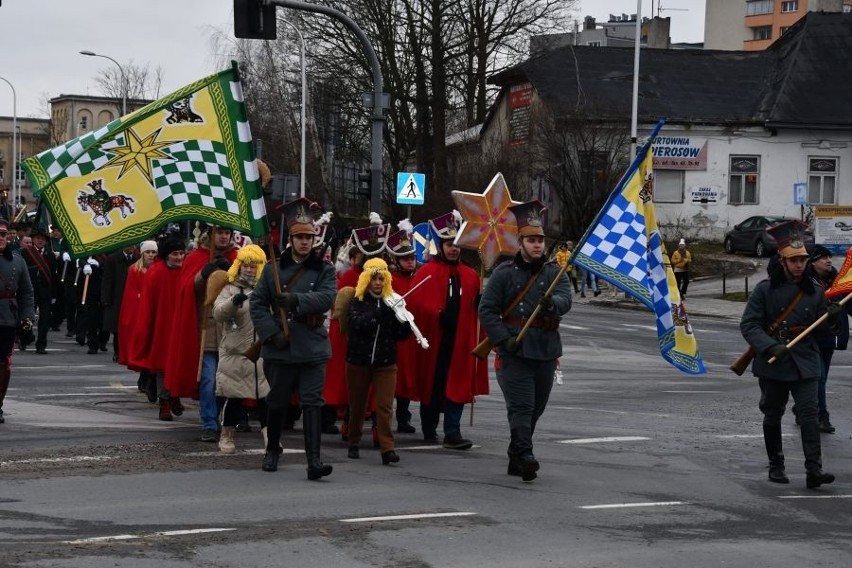 Wspaniały Orszak Trzech Króli w Kielcach. Tłumy uczestniczyły w mszy świętej i wspólnym kolędowaniu z biskupem Marianem Florczykiem 