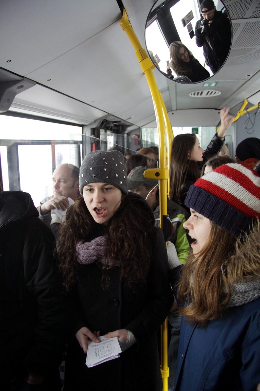 Uczniowie Zamoya śpiewali w miejskich autobusach.