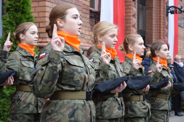 Uczniowie ślubowali w obecności Jarosława Miki, generała dywizji Wojska Polskiego i Waldemara Zubka, dyrektora biura do spraw proobronnych.- To, że taka klasa tutaj powstała to potężny wysiłek grona pedagogicznego, pierwszej pani dyrektor Grażyny Goj, która podjęła się tego wyzwania, obecnej pani dyrektor Ewie Winiarczyk, a przede wszystkich wychowania w patriotyzmie właśnie tych kadetów, którzy dzisiaj ślubowali - mówi nam Jarosław Mika, generał dywizji Wojska Polskiego. 29 kadetów klasy wojskowej przysięgało w czwartek na placu koło ratusza w Rzepinie: swoim zachowaniem i postawą nigdy nie splamić godności munduru, pilnie przestrzegać prawa, dyscypliny szkolnej oraz rzetelnie wykonywać powierzone zadania, poznać specyfikę służby oraz rolę Policji,  doskonalić swoją sprawność fizyczną i techniki samoobrony, zdobyte umiejętności wykorzystywać wyłącznie zgodnie z duchem praworządności, obywatelską postawą godnie reprezentować naszą Ojczyznę i szkołę.Zobacz też: Kultura na haku 10 listopada 2017