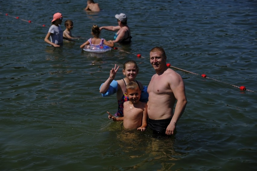 Tłumy nad jeziorem w Kamionkach pod Toruniem. Kolejka przed wejściem na plażę! ZDJĘCIA