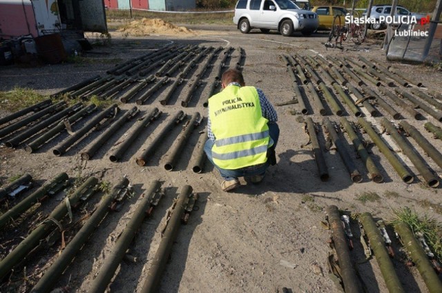 Elementy zabezpieczone przez policjantów na posesji przy ul. Oleskiej w Lublińcu 28 września 2018.