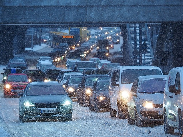 Pogoda jak na luty przystało iście zimowa! W poniedziałek zgodnie z zapowiedziami meteorologów padał intensywnie śnieg! Na ulice według informacji urzędników wyjechało ponad 100 pługopiaskarek, niestety efekt ich pracy był marny. Główne ulice Łodzi po śnieżycy były białe! Bezradni i nieporadni kierowcy utknęli w korkach. Pewnie wraz z nimi pojazdy odpowiedzialne za odśnieżanie.ZOBACZ DJĘCIA >>>>