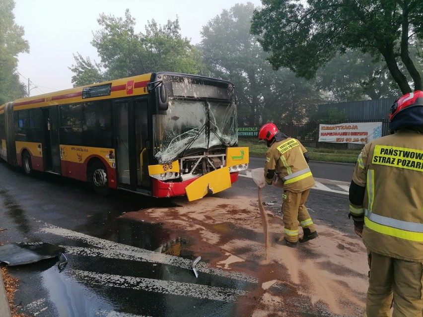 Groźny wypadek na Zdrowiu. Autobus zderzył się z samochodem osobowym ZDJĘCIA