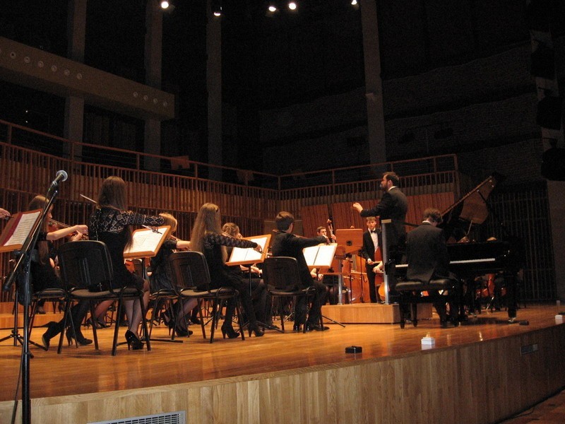 Przemyslaw Zych dyryguje a orkiestra gra