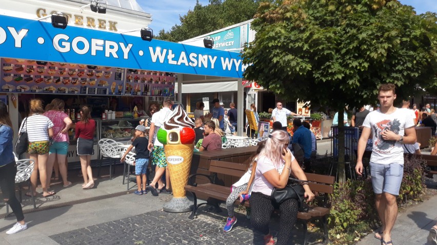 Weekend w Międzyzdrojach. Tłumy na plaży i promenadzie 