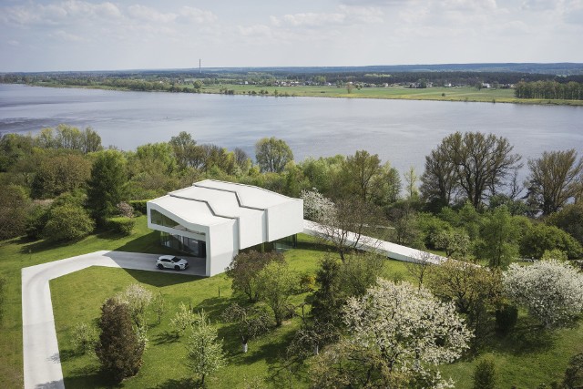 Dom po drodze stoi w Płocku, a zaprojektował go Robert Konieczny, architekt z Katowic. To jeden z dwóch jego budynków, nominowanych w konkursie