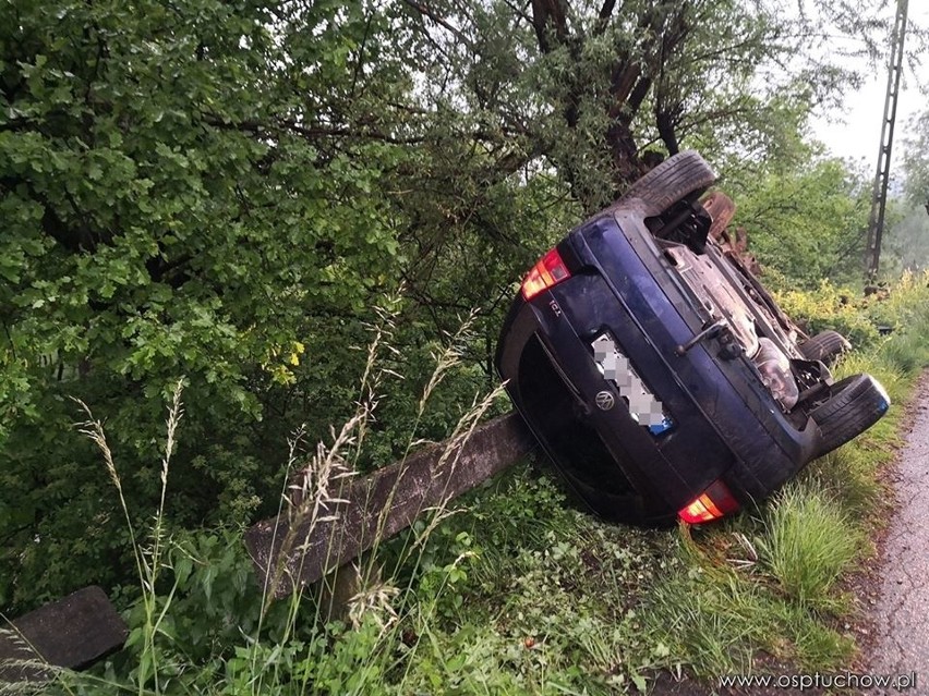 Tuchów. Samochód zatrzymał się na betonowej barierze nad przepaścią. Matka z dzieckiem w szpitalu [ZDJĘCIA]