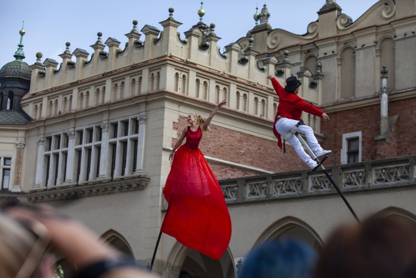 Kraków. 34. Festiwal Teatrów Ulicznych ULICA. "Dziwne zdarzenia. Reaktywacja". Artyści znów pojawili się na Rynku Głównym [ZDJĘCIA]