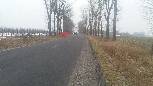 Do tragicznego wypadku doszło w niedzielę, 12 lutego, na odcinku drogi z Żagania do Jelenina. Volkwagen golf uderzył w drzewo. Zginął pasażer, kierowca w ciężkim stanie trafił do szpitala w Zielonej Górze.