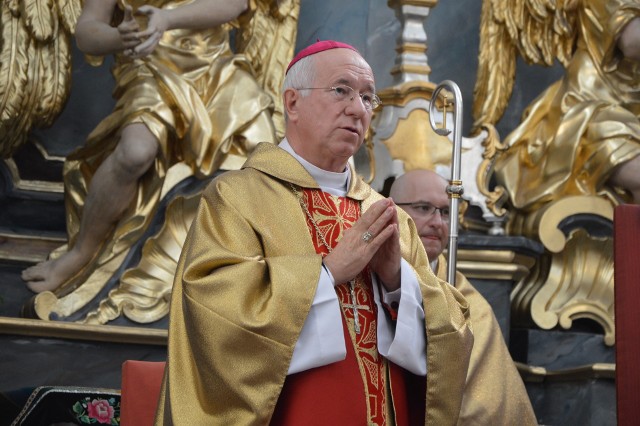 Duchowny wnosi do sądu nie tylko o zasądzenie od biskupa łowickiego Andrzeja F. Dziuby pieniędzy, ale także o ustalenie odpowiedzialności pozwanego za szkody mogące powstać w przyszłości