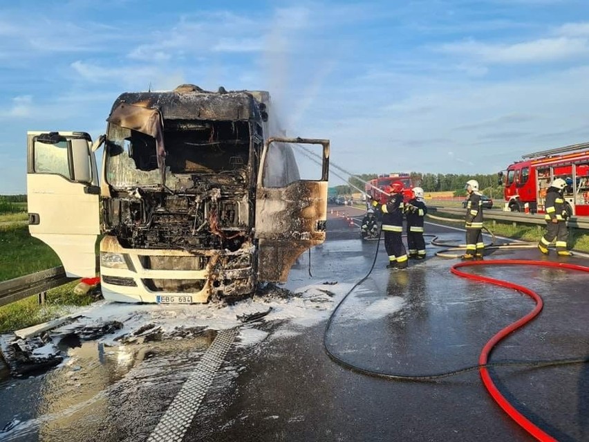 Pożar ciężarówki na trasie S8. Kabina kierowcy spłonęła doszczętnie. Cudem nikt nie ucierpiał [ZDJĘCIA]