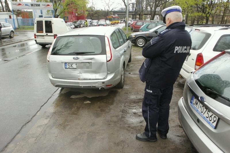 Wypadek na ulicy Robotniczej. Zderzenie trzech aut. Jedna osoba w szpitalu (ZDJĘCIA)