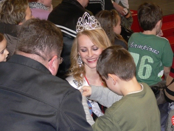 Wiele osób, zwłaszcza panów chciało wrzucić pieniadze do puszki Miss Polonia Ziemi Świętokrzyskiej 2011.