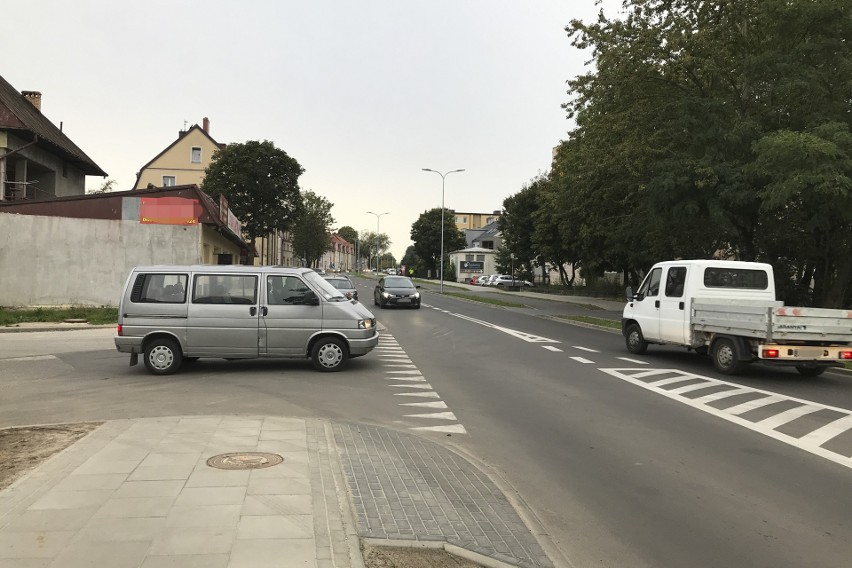 Samochody parkujące wzdłuż ul. Piłsudskiego utrudniają...