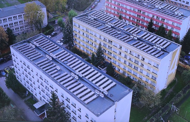 Panele fotowoltaiczne na dachu akademiku PUM przy ul. Dunikowskiego