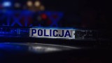Nocny wypadek w Policznie. Volkswagen wpadł do rowu, a później rozbił się na płocie. Kierowca w szpitalu