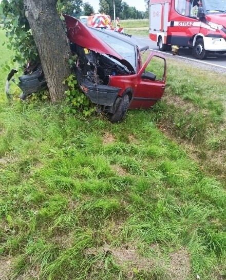 Powiat makowski. Pijany wjechał golfem w drzewo w Węgrzynowie. Wypadek z udziałem rowerzysty w miejscowości Gąsewo Poduchowne. Zdjęcia