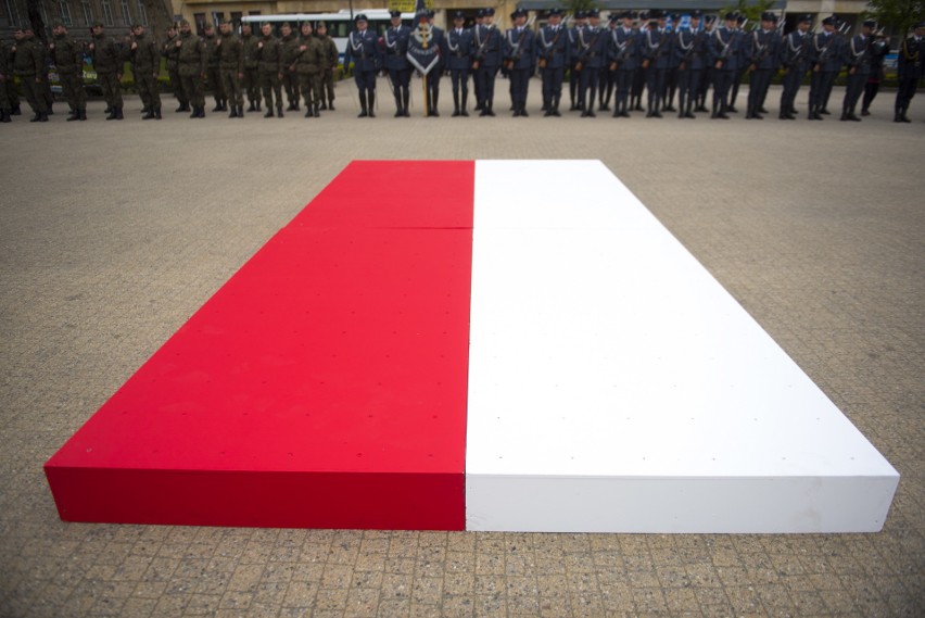 Fotografie składające się na książkę „Biało-Czerwona”...