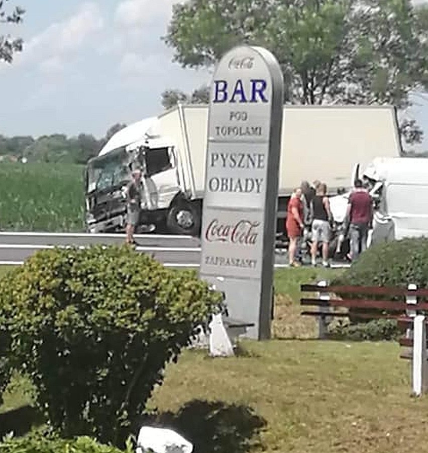 Groźny wypadek ciężarówki i busa na drodze nr 8 Wrocław - Kłodzko (ZDJĘCIA)