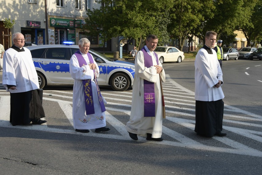 Wiele osób uczestniczyło w piątek w Staszowie w uroczystościach pogrzebowych księdza prałata Henryka Kozakiewicza [ZDJĘCIA, WIDEO]