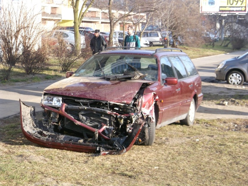 Wrocław: Wypadek na Horbaczewskiego. Samochód dachował, jedna osoba w szpitalu