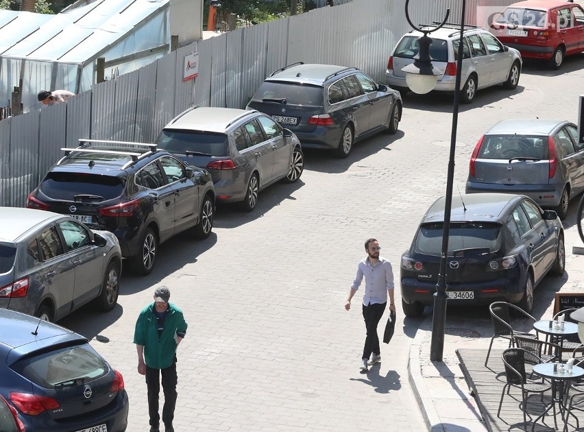 Szczecin: Parkowanie na Podzamczu. Nie chcą tutaj aut. "Mamy tego dosyć" [WIDEO, ZDJĘCIA]