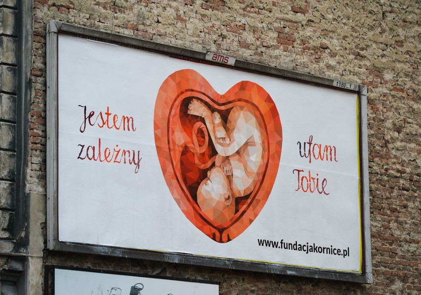 Antyaborcyjne billboardy z płodami w  Przemyślu. To kampania pro-life Fundacji Nasze Dzieci - Edukacja, Zdrowie, Wiara [ZDJĘCIA]