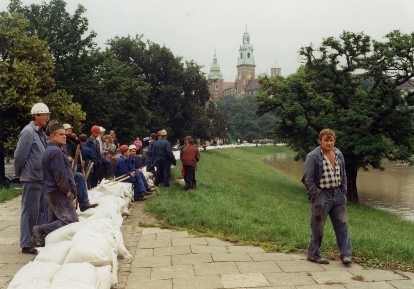 Małopolska. Mija 25 lat od powodzi "tysiąclecia". Tak wyglądała walka z wielką wodą [LIPIEC]