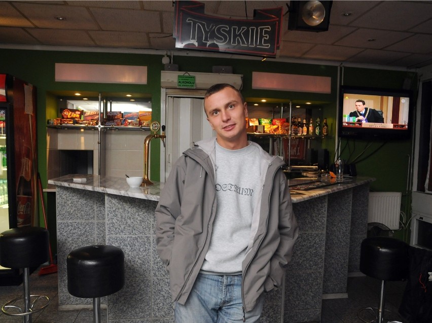 12.11.2009, Kraków: Krzysztof Świątek jako barman
