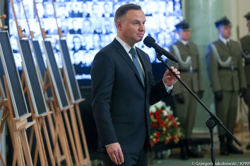 Przez lata byli pochowani w anonimowych grobach. Rodziny poznały prawdę. Prezydent Andrzej Duda wręczył noty identyfikacyjne (zdjęcia)