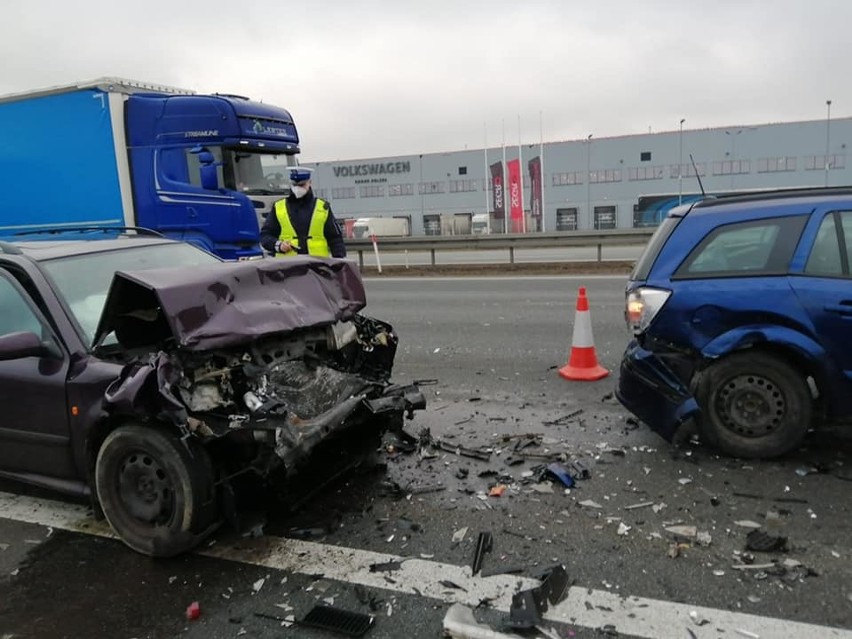 Wypadek na A2. Zderzyły się 3 samochody.